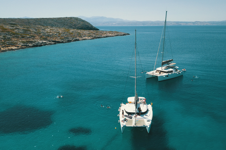 Elounda: viaggio in catamarano privato con cibo e bevandeAgios Nikolaos: gita in barca privata con cibo e bevande