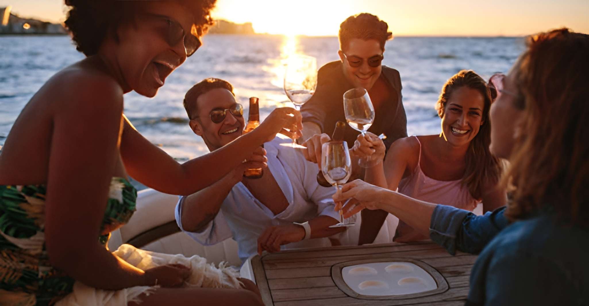 Cartagena, Party Boat per la spiaggia di Cholon con 2 drink e pranzo - Hizvo