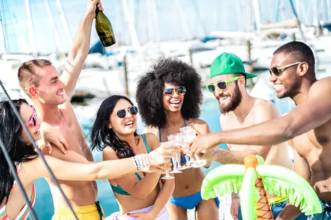 Cartagena : Party Boat à la plage de Cholon avec 2 boissons et déjeuner