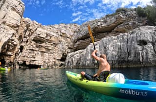 Pula: Seekajak-Tour mit Höhle, Schnorcheln & Springen + NEOPRENANZUG