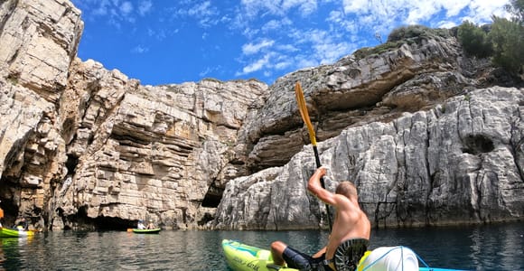 Pula: Seekajak-Tour mit Höhle und Klippenspringen (+ Neoprenanzug)