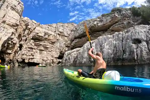 Pola: tour in kayak da mare con grotta, snorkeling e cliff jumping