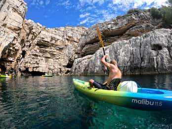 Pola: tour in kayak da mare con grotta, snorkeling e cliff jumping