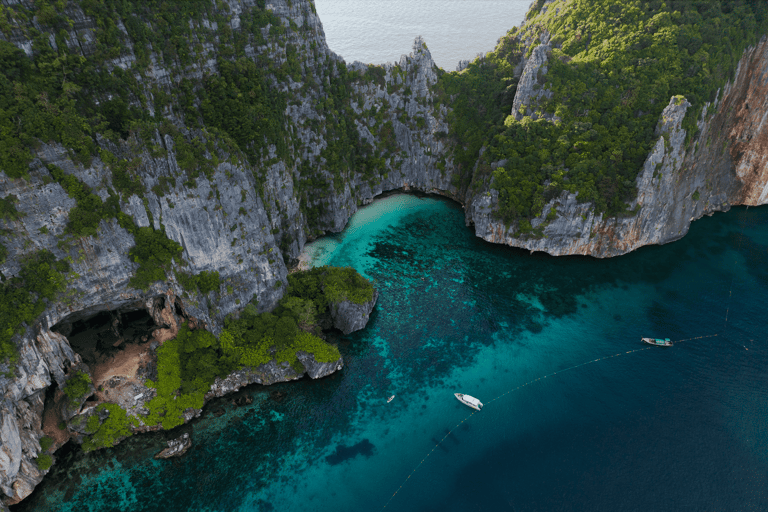 Phuket: Phi Phi Island &amp; Maya Bay Lyx Yacht DagsturFrån Royal Phuket Marina: Dagstur med lyxyacht