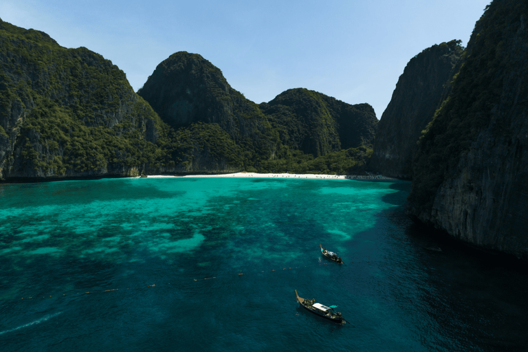 Phuket: Phi Phi Island &amp; Maya Bay Lyx Yacht DagsturFrån Royal Phuket Marina: Dagstur med lyxyacht