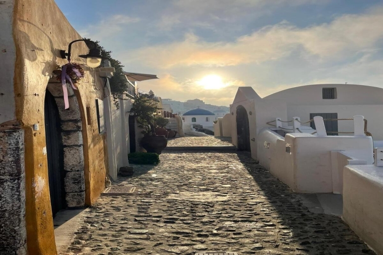 From Santorini: Guided Oia Morning Tour with Breakfast