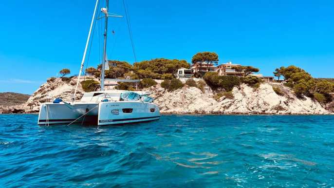 Desde Palma: Excursión de lujo en catamarán con tapas y baño