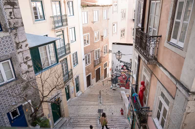 Lisboa Bairro Alto Passeio A P Guiado Pelo Centro Getyourguide