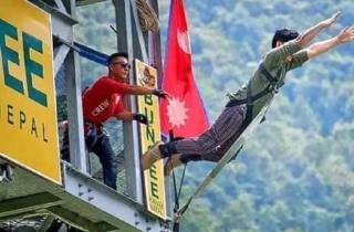 Adrenalin-Sprung: Bungee Jumping Erlebnis von Pokhara aus