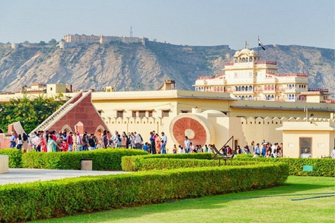 Jaipur: Ganztägige private Stadtrundfahrt mit FührungTour mit AC Auto, Fahrer, Guide, Eintritt & Mittagessen