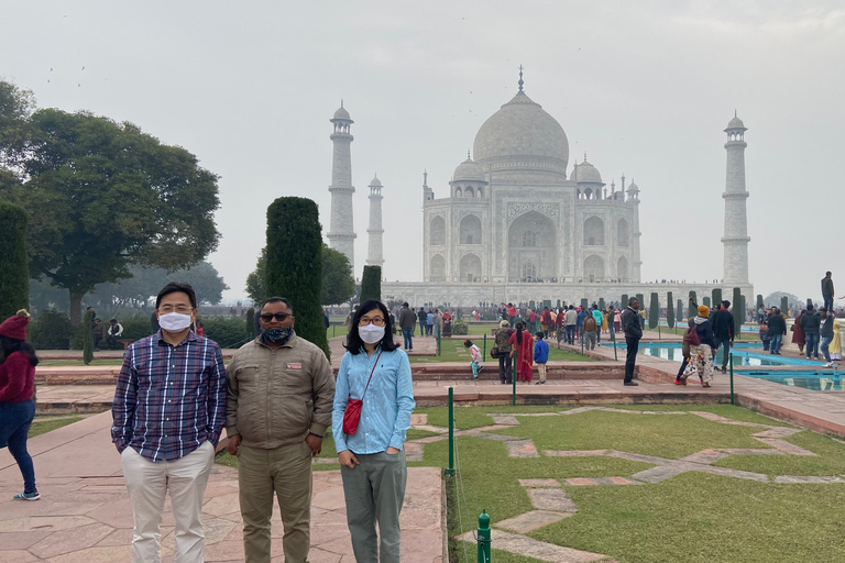 Visite privée du Tajmahal et du fort d'Agra depuis Delhi en voitureTransport, déjeuner, billets d'entrée aux monuments, services de guide inclus.