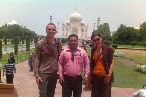 Visite privée du Tajmahal et du fort d'Agra depuis Delhi en voitureTransport, déjeuner, billets d'entrée aux monuments, services de guide inclus.