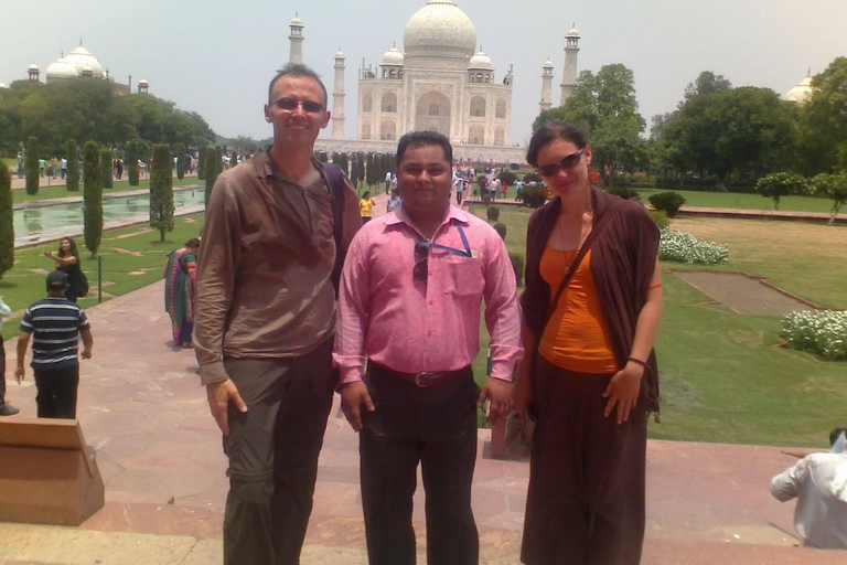 Visite privée du Tajmahal et du fort d'Agra depuis Delhi en voitureTransport, déjeuner, billets d'entrée aux monuments, services de guide inclus.