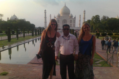 Visite privée du Tajmahal et du fort d'Agra depuis Delhi en voitureTransport, déjeuner, billets d'entrée aux monuments, services de guide inclus.