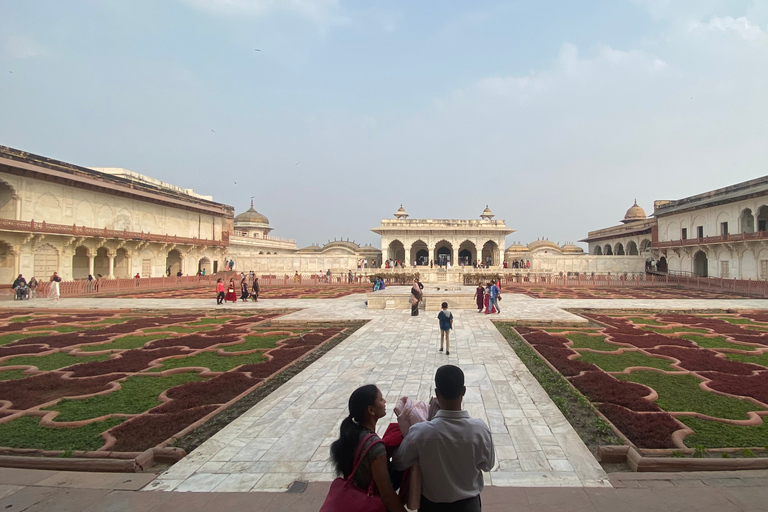 Visite privée du Tajmahal et du fort d'Agra depuis Delhi en voitureTransport, déjeuner, billets d'entrée aux monuments, services de guide inclus.