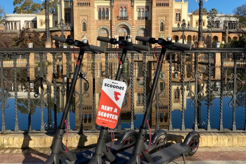 Sevilla: elektrische scootertour door de stadSevilla: elektrische scootertour langs pleinen en lokale plekken