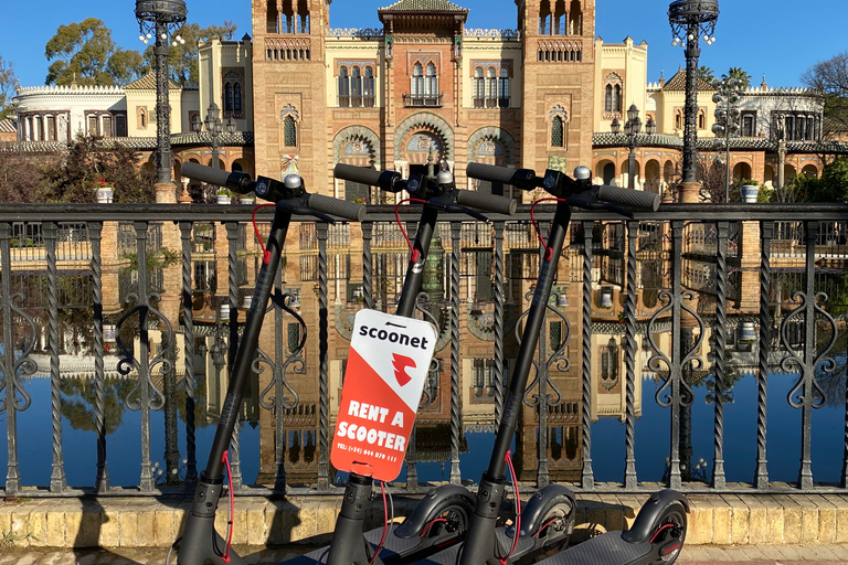 Sevilla: elektrische scootertour door de stadSevilla: elektrische scootertour langs pleinen en lokale plekken