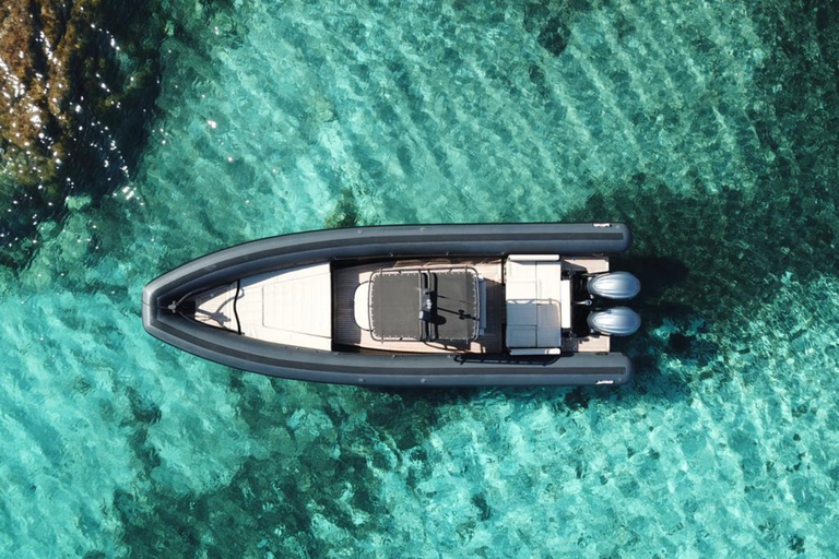 Calvi: privé speedboottocht naar wilde stranden met aperitief