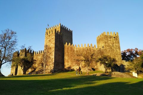 Porto: Green Wine Wineries and Guimarães Tour with Lunch