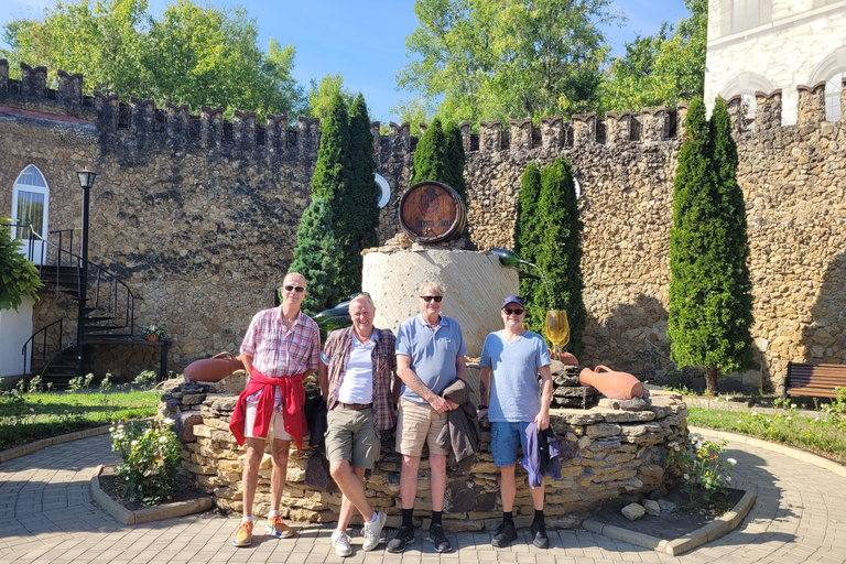 Kiszyniów: wycieczka po mieście i winnica Milesti Mici z degustacjąChisinau: City Tour and Milesti Mici Winery with Tasting