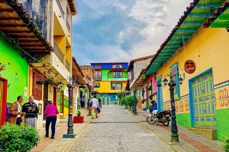 Tour Guatapé - Piedra del Peñol with departure from Medellín