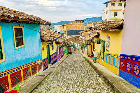 Tour Guatapé - Piedra del Peñol with departure from Medellín