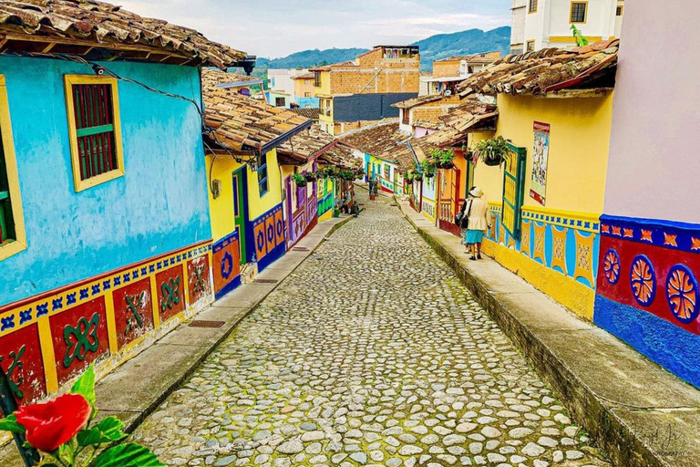 Tour Guatapé - Piedra del Peñol with departure from Medellín