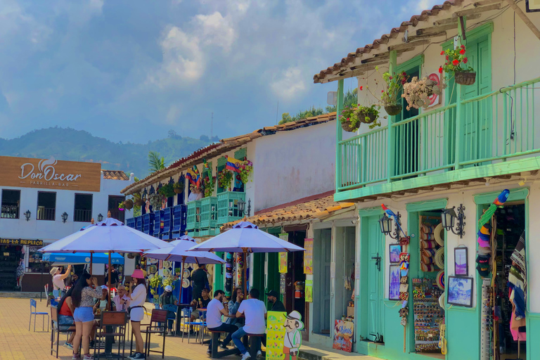 Tour Guatapé - Piedra del Peñol with departure from Medellín