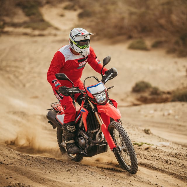 Motard en enduro sur une piste rocheuse du sud de Fuerteventura