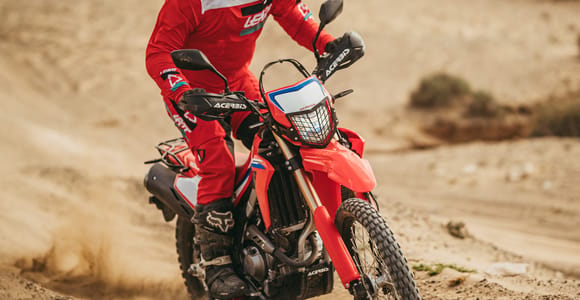 Endurofahrer auf einer steinigen Piste im Süden Fuerteventuras