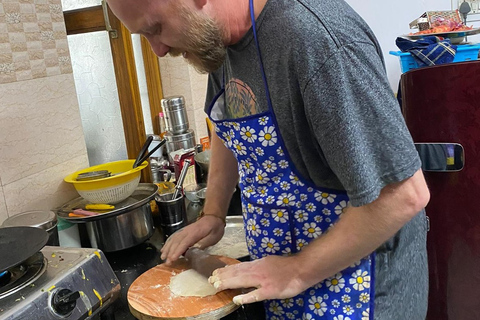 Aula de culinária e jantar com a família Rekha com refeições completasOpção de ponto de encontro