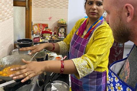 Lezione di cucina e cena con la famiglia Rekha con pasti completiOpzione punto d&#039;incontro