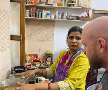 Aula de culinária e jantar com a família Rekha com refeições completas