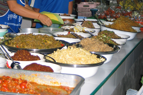 Chiang Mai: Guided Historical City Tour by Bike with Lunch