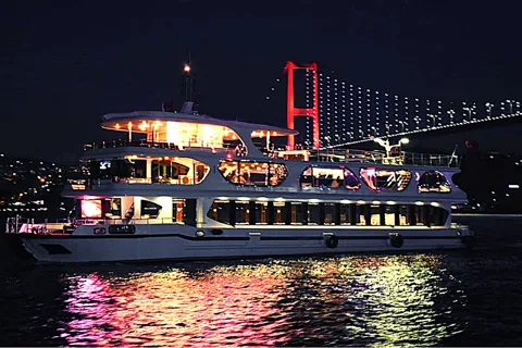 Istanbul : Dîner-croisière sur le Bosphore avec boissons et spectacle turc