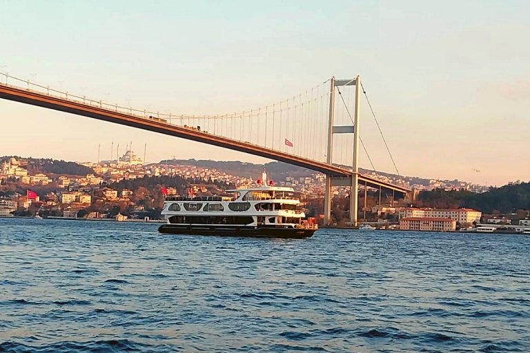 Istanbul : Dîner-croisière sur le Bosphore avec boissons et spectacle turcMenu standard avec boissons alcoolisées illimitées et transfert