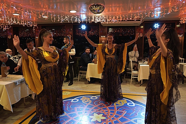 Estambul: Cena en crucero por el Bósforo con bebidas y espectáculo turcoMenú Estándar con Bebidas Alcohólicas y Punto de Encuentro