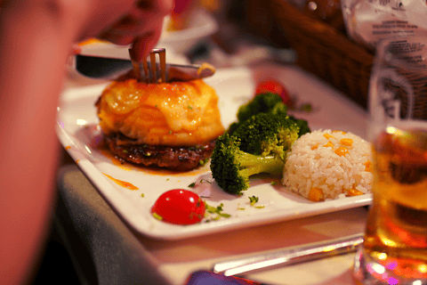 Istanbul : Dîner-croisière sur le Bosphore avec boissons et spectacle turcMenu standard avec boissons alcoolisées illimitées et transfert