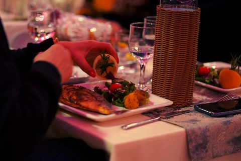 Stambuł: Rejs z kolacją po Bosforze z napojami i pokazem tureckimMenu standardowe z napojami alkoholowymi i miejscem spotkań