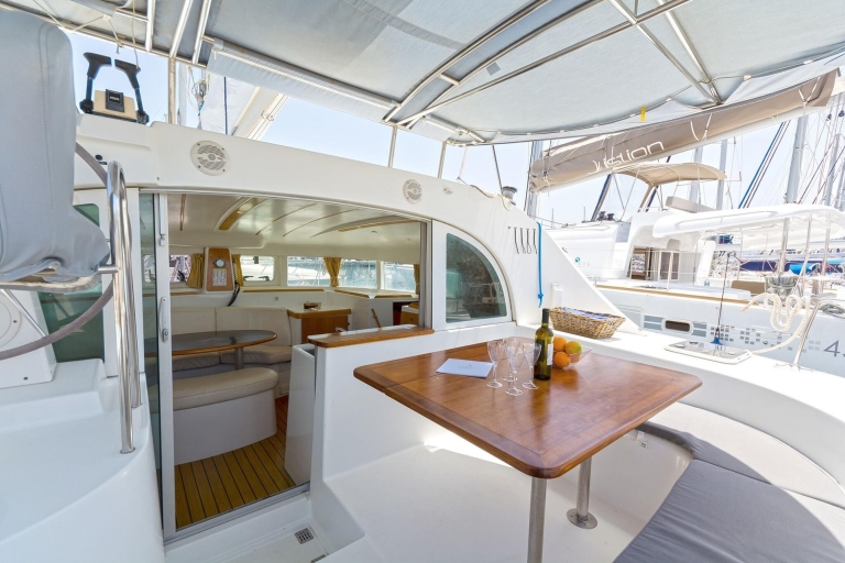 Desde Mykonos: crucero privado en catamarán por la isla y cena