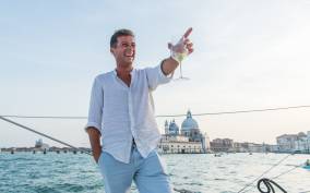 Venice: Lagoon Catamaran Cruise with Music and Drinks