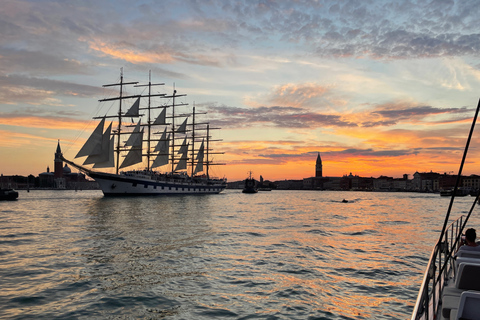 Venezia: Crociera Notturna in Catamarano della LagunaVenezia di notte in crociera