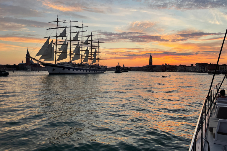 Venezia: Crociera Notturna in Catamarano della LagunaVenezia di notte in crociera