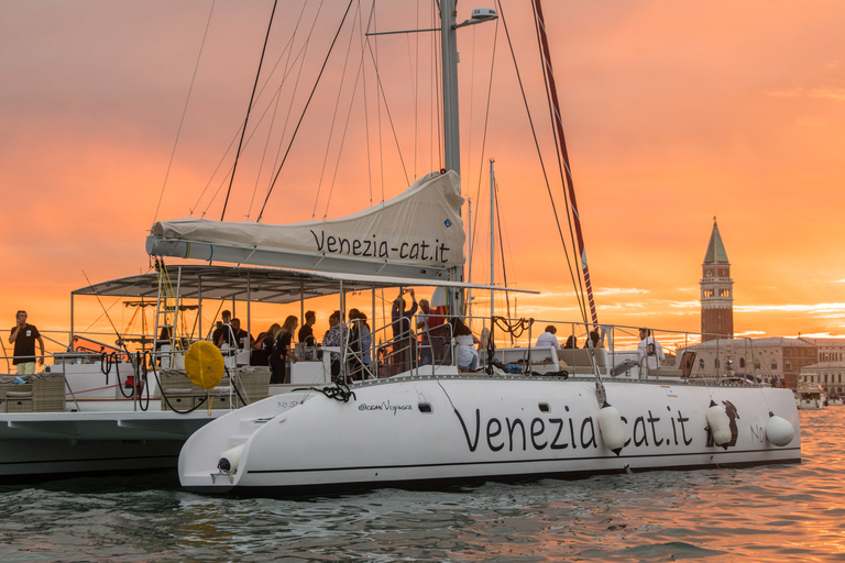 Venecia: Crucero Nocturno en Catamarán por la LagunaCrucero nocturno por Venecia