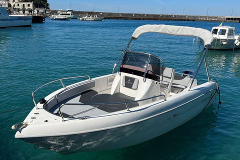 Da Sorrento: Tour privato in barca della Costiera Amalfitana con SkipperGiro in barca 40 HP