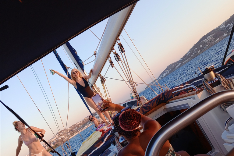 Mykonos: Rhenia Island Sunset Cruise with Transfer and Meal