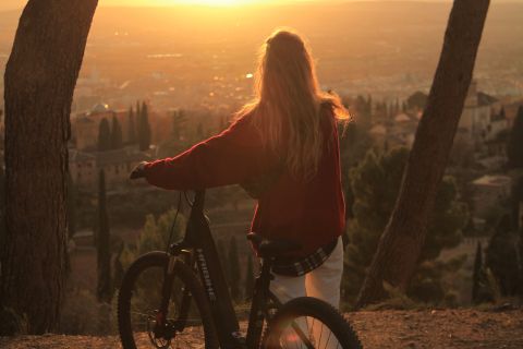 Granada: vistas de la puesta de sol de la Alhambra y Sierra Nevada en bicicleta eléctrica