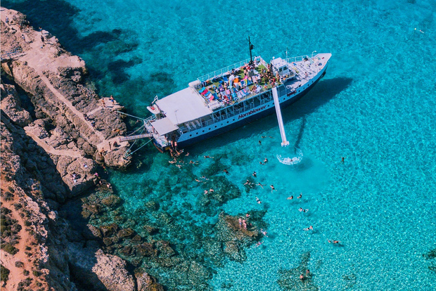 科米诺：蓝礁湖与海蚀洞穴游船之旅