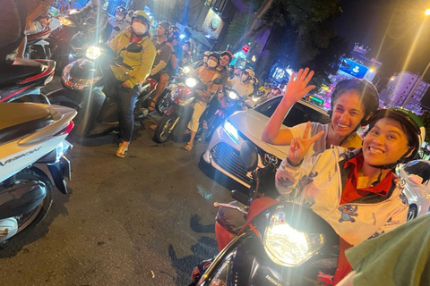 Ho-Chi-Minh-Stadt: Vintage-Vespa-Nachtleben-TourAbholung für Reisende von Hotels in Distrikt 1, 3 und 4