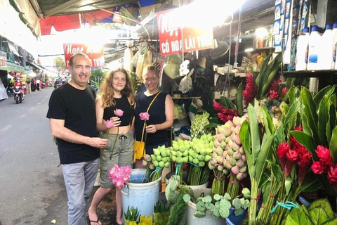 Hô-Chi-Minh-Ville : visite nocturne en Vespa d'époquePoint de rencontre pour les clients séjournant en dehors des districts 1, 3 et 4